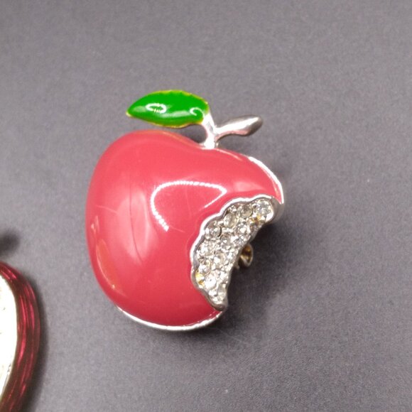 2 Red Enamel & Rhinestone Apple Brooches signed BEST - Picture 2 of 5
